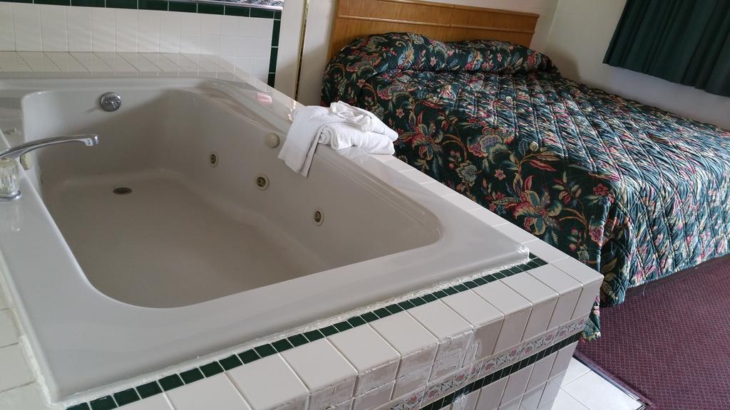 Seaway Motel Roosevelt Park Ngoại thất bức ảnh