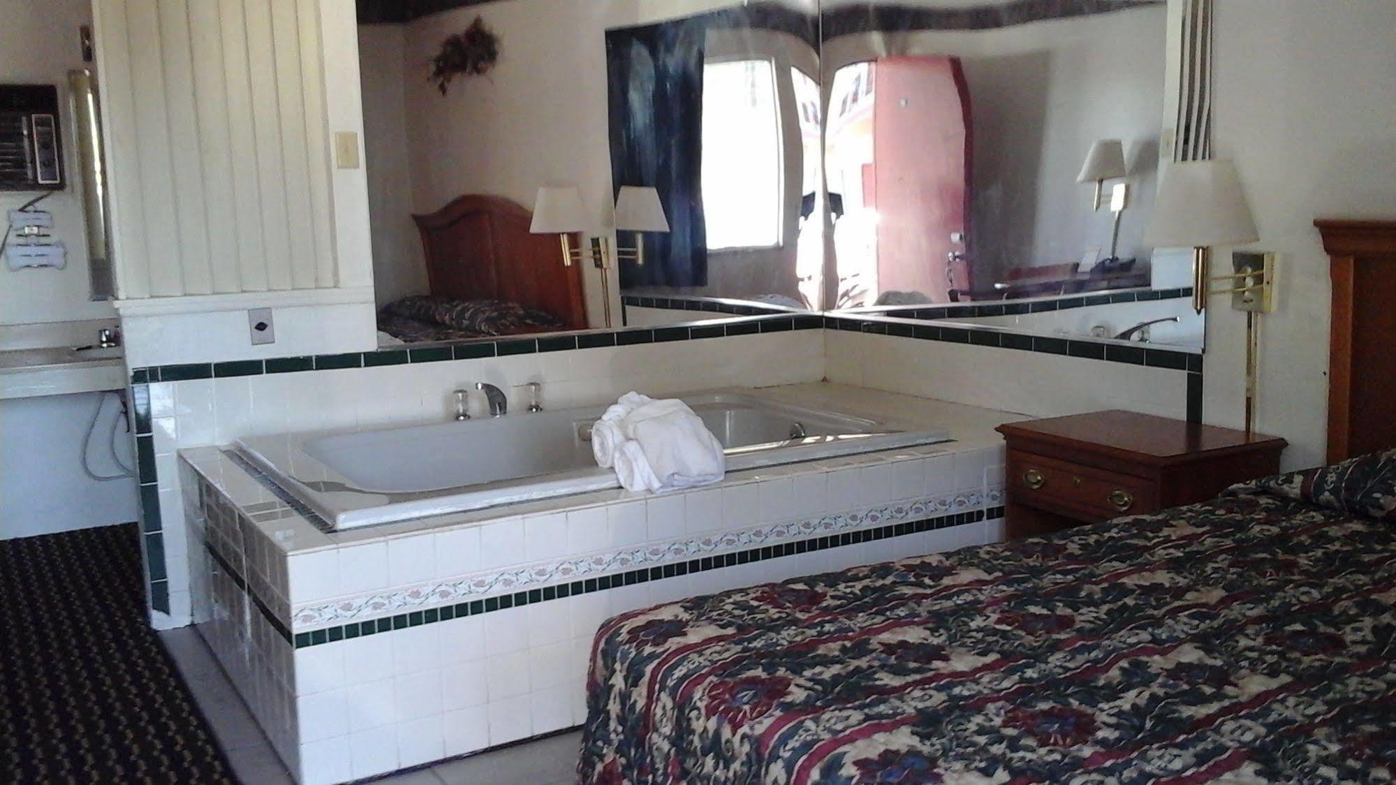 Seaway Motel Roosevelt Park Ngoại thất bức ảnh